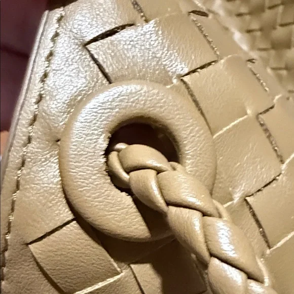 Elegant Tan Woven Handbag - Picture 4 of 9